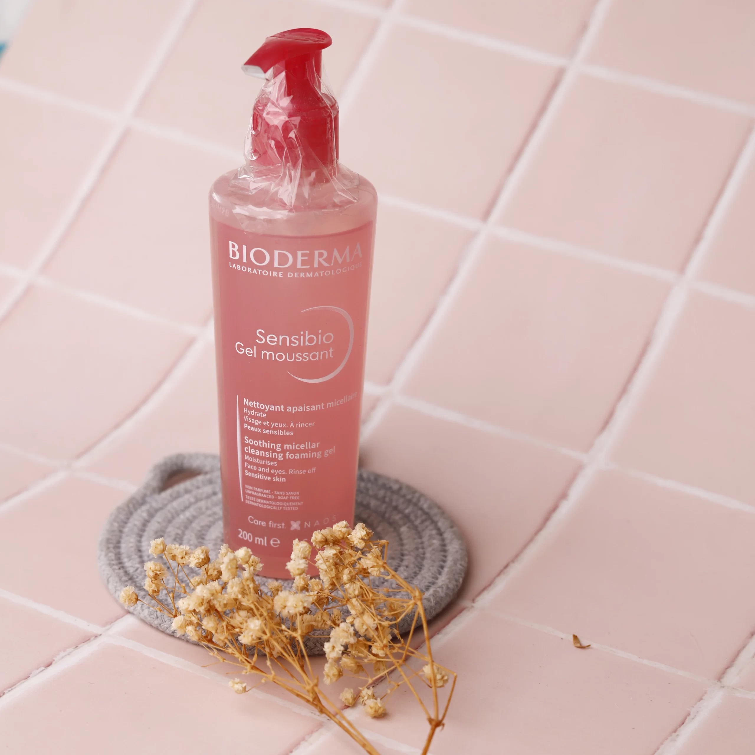 MG_2159-scaled-1.webp فوم ژل شستشو سنسیبو بایودرما صورتی Bioderma Sensibio - Image 1