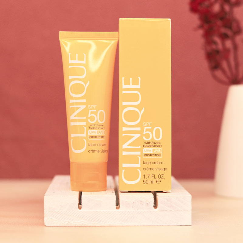 clinique-suncream کرم ضد آفتاب جوانساز و ضد چروک کلینیک Clinique مدل سولار اسمارت بی رنگ - Image 1